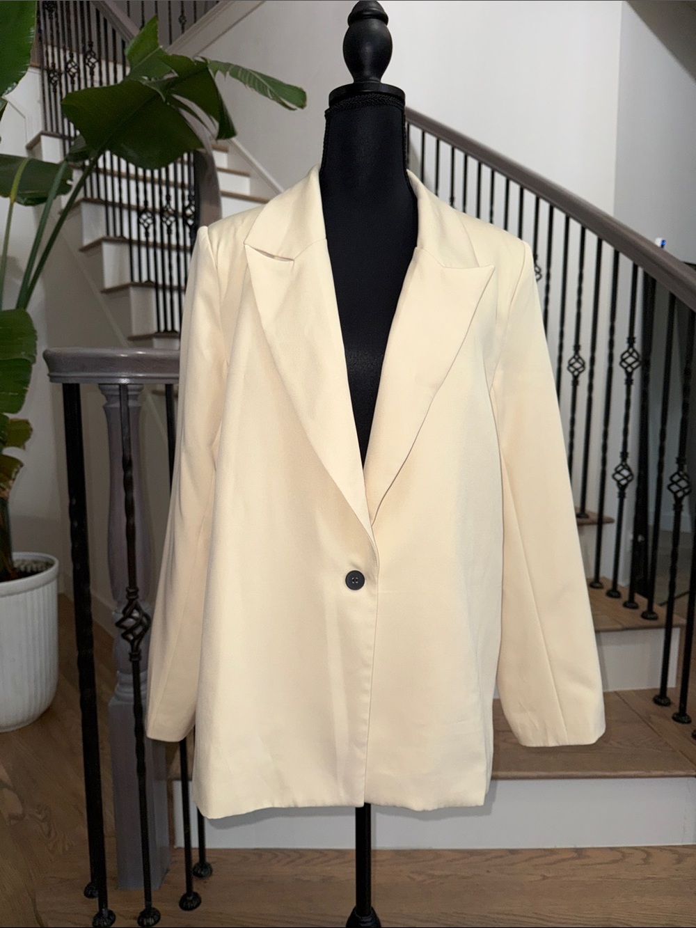 Oversize PrettyLittleThing Classic Cream Single-Button Women's Blazer (size 6)